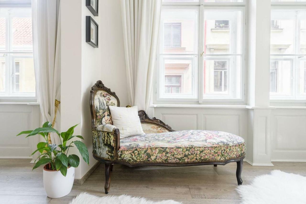 Stylish, Light-Filled Home In The Historic Center Prague Exterior photo