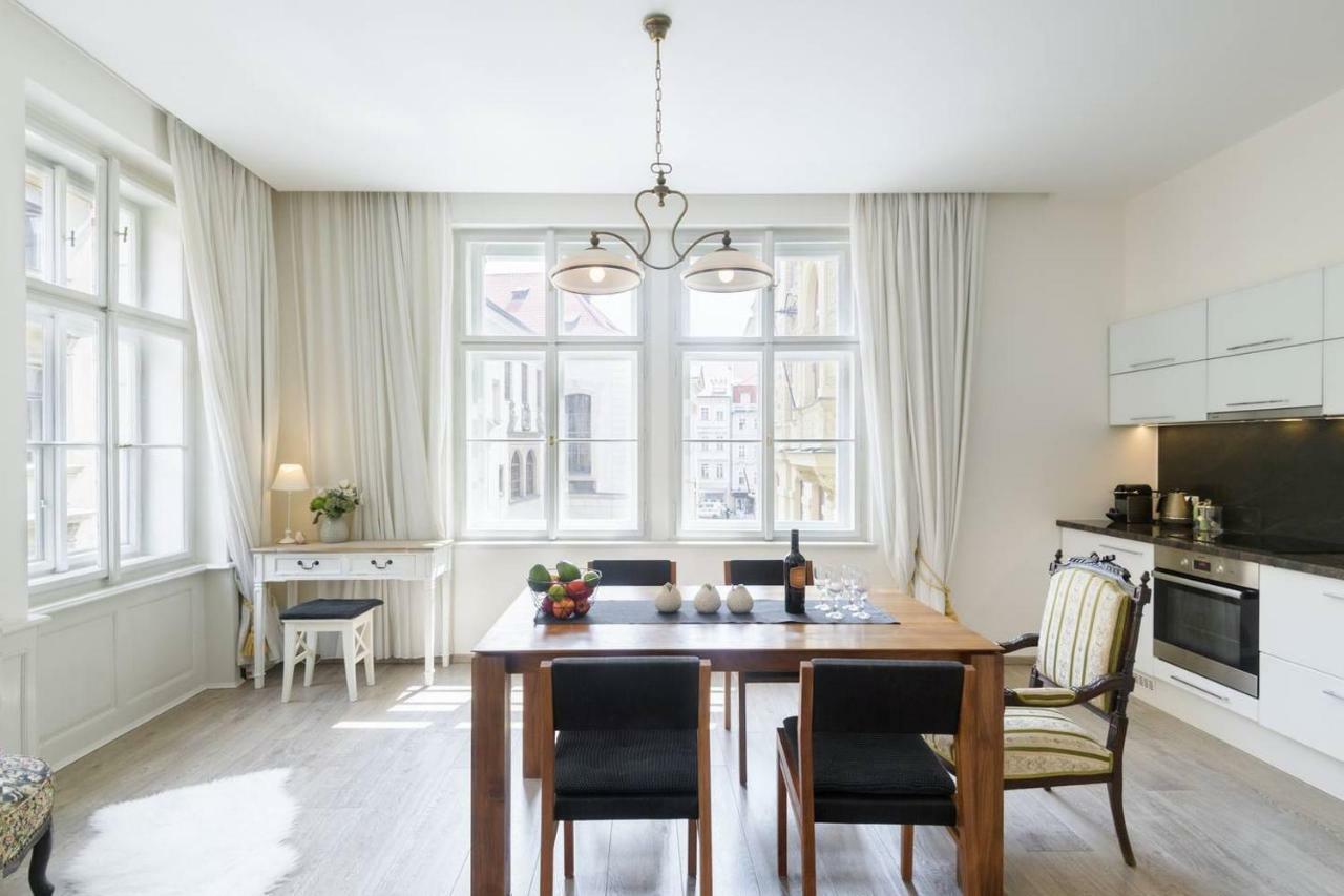 Stylish, Light-Filled Home In The Historic Center Prague Exterior photo
