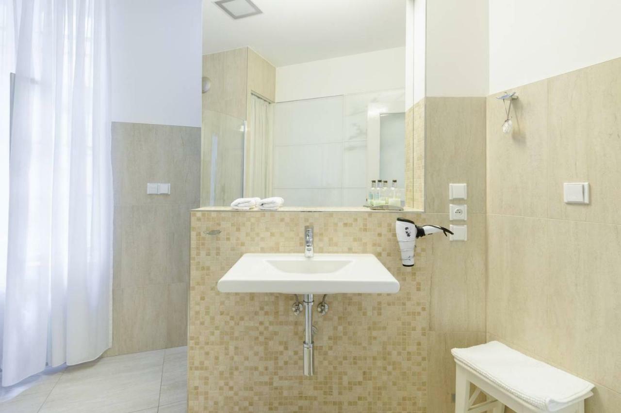 Stylish, Light-Filled Home In The Historic Center Prague Exterior photo