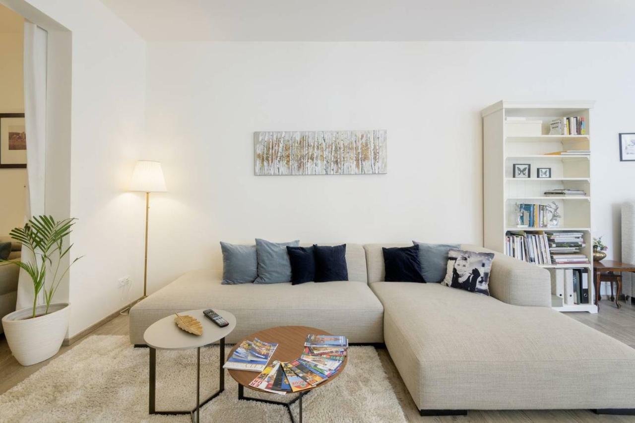 Stylish, Light-Filled Home In The Historic Center Prague Exterior photo