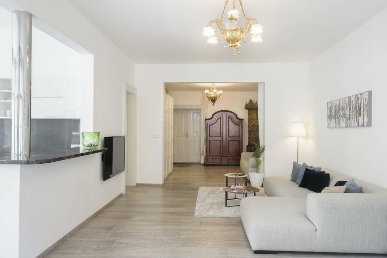 Stylish, Light-Filled Home In The Historic Center Prague Exterior photo
